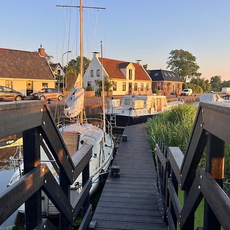 Red Cat In Bed Bed & Breakfast Eenrum Bagian luar foto