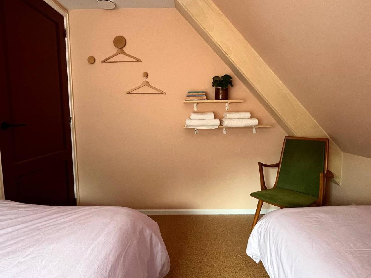 Red Cat In Bed Bed & Breakfast Eenrum Bagian luar foto