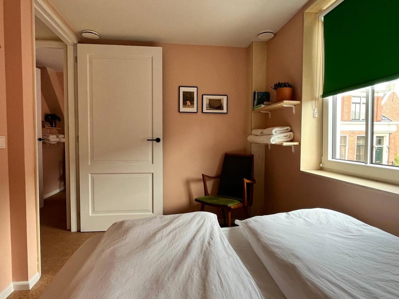 Red Cat In Bed Bed & Breakfast Eenrum Bagian luar foto