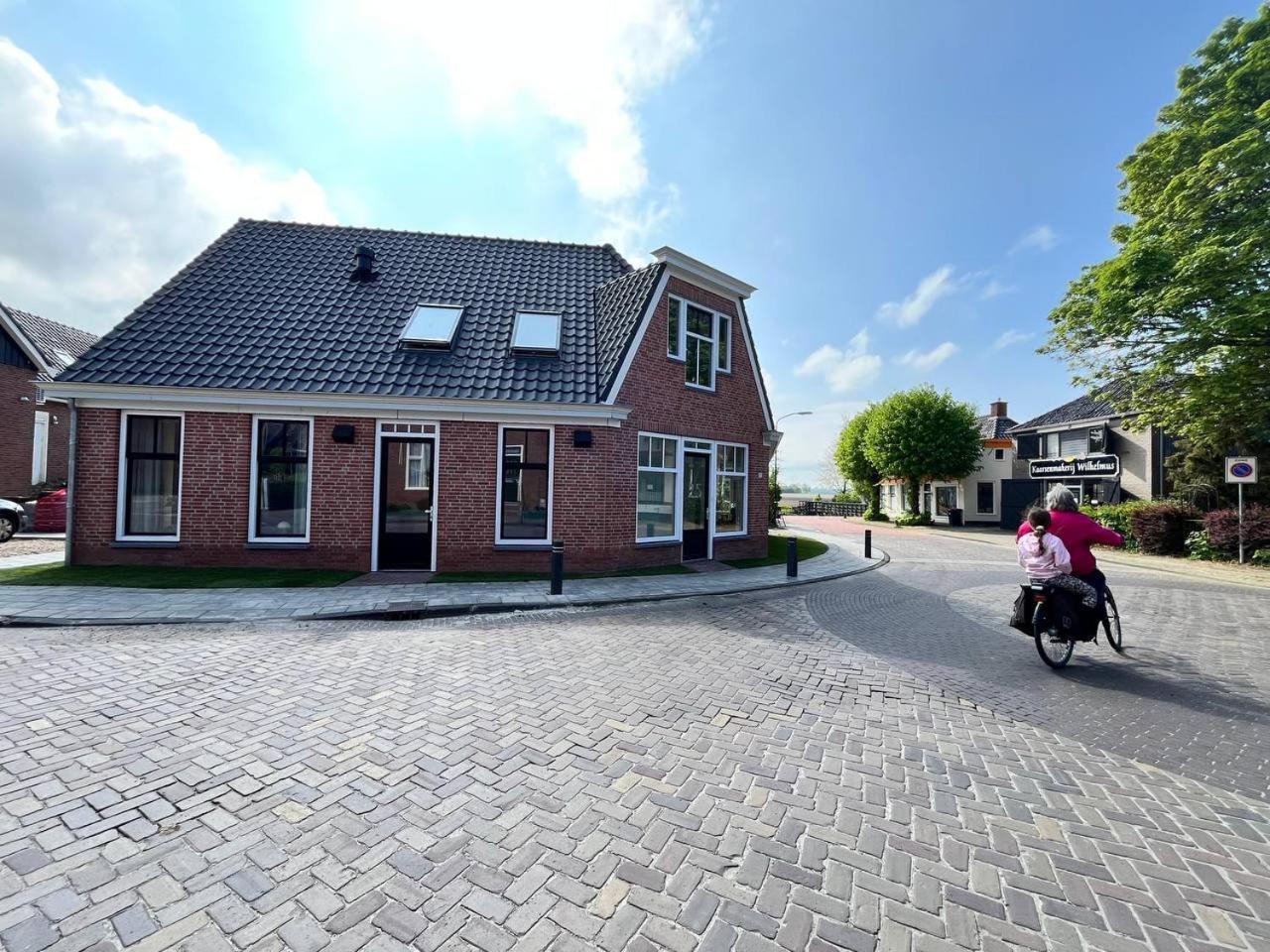 Red Cat In Bed Bed & Breakfast Eenrum Bagian luar foto