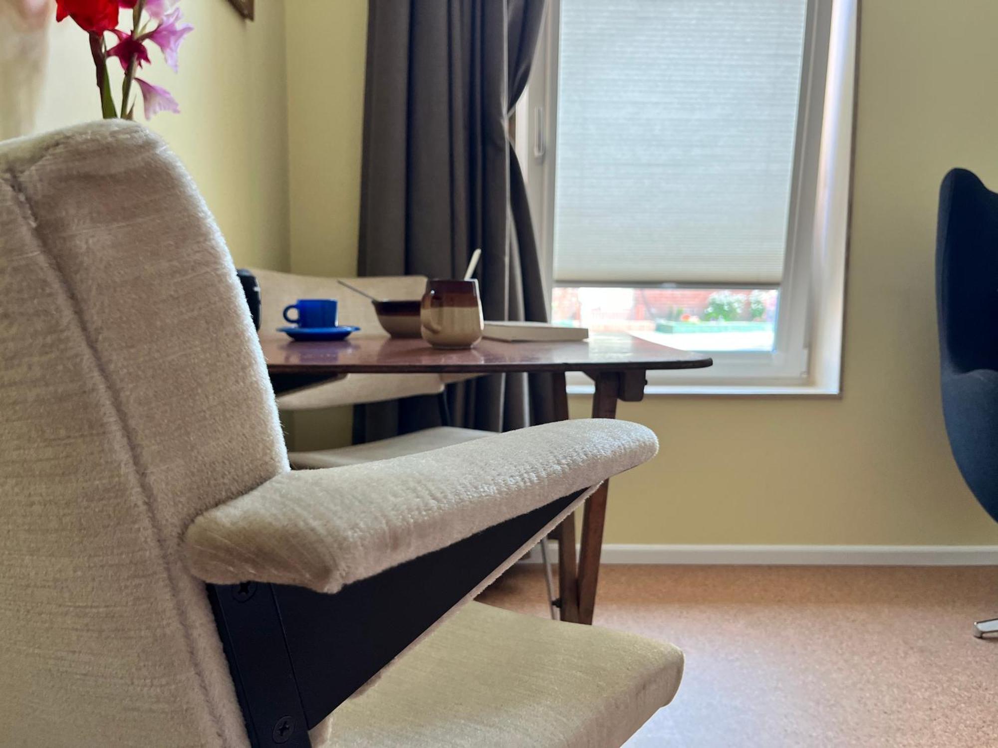 Red Cat In Bed Bed & Breakfast Eenrum Bagian luar foto